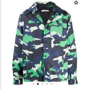 Jacket is pre- owned. In mint condition.
